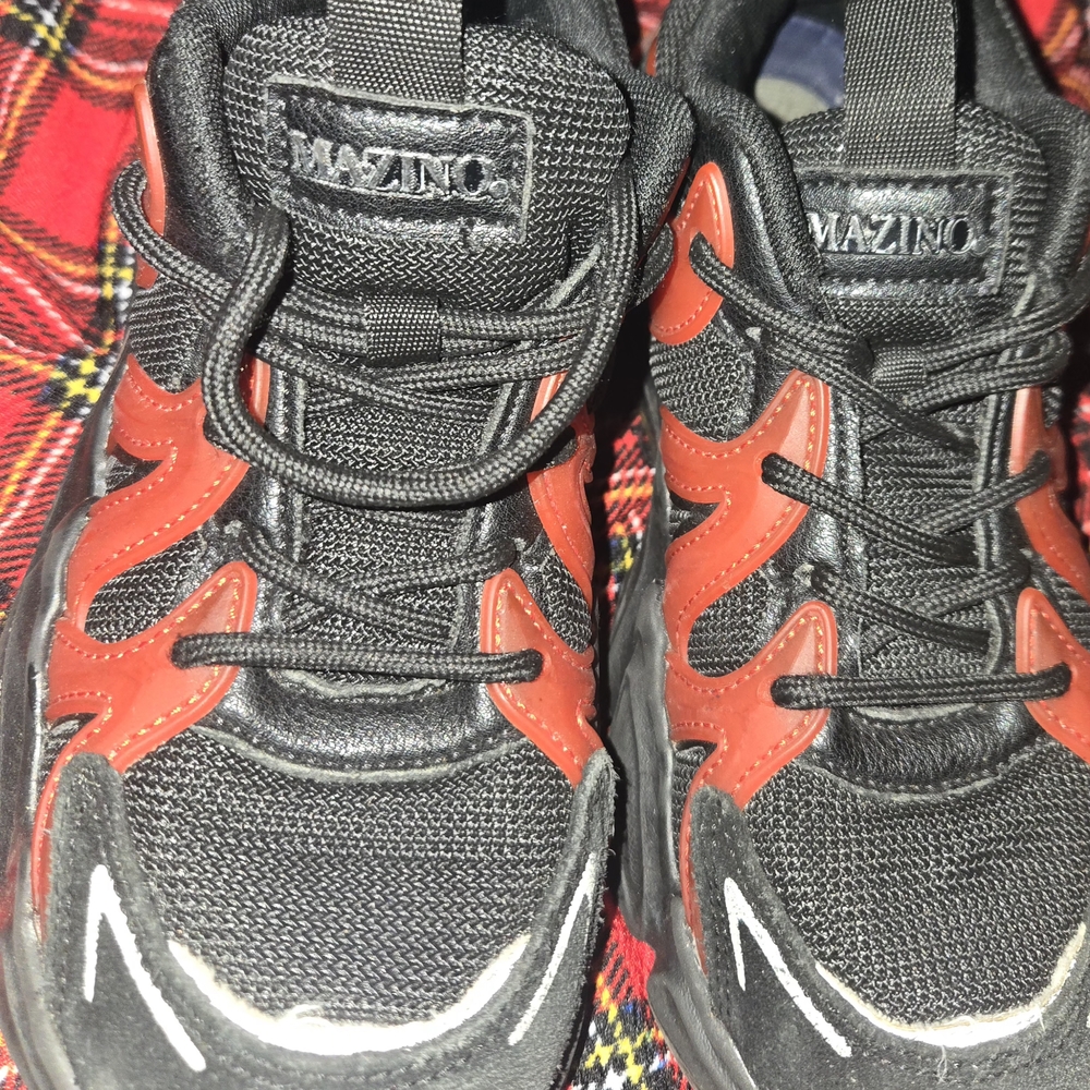 Black and Red Athletic Sneakers with Dynamic Design